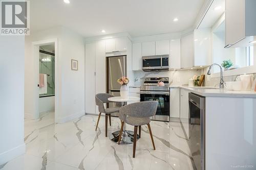 3087 Royal Oak Avenue, Burnaby, BC - Indoor Photo Showing Kitchen With Upgraded Kitchen