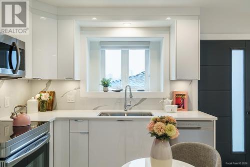 3087 Royal Oak Avenue, Burnaby, BC - Indoor Photo Showing Kitchen With Double Sink