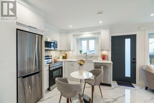 3087 Royal Oak Avenue, Burnaby, BC - Indoor Photo Showing Kitchen With Upgraded Kitchen