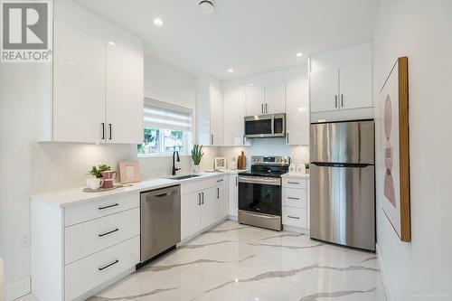 3087 Royal Oak Avenue, Burnaby, BC - Indoor Photo Showing Kitchen With Upgraded Kitchen