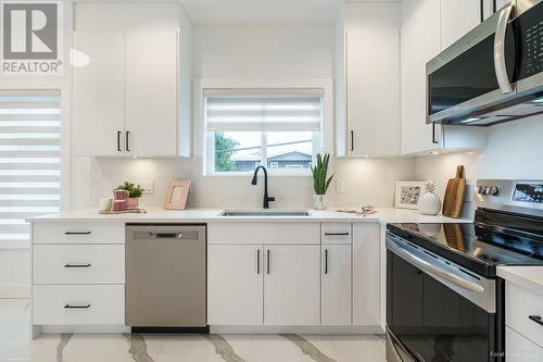 3087 Royal Oak Avenue, Burnaby, BC - Indoor Photo Showing Kitchen With Upgraded Kitchen