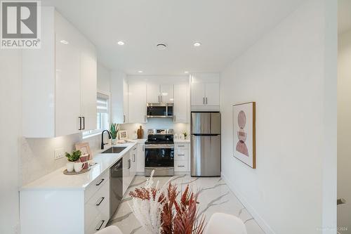 3087 Royal Oak Avenue, Burnaby, BC - Indoor Photo Showing Kitchen With Upgraded Kitchen