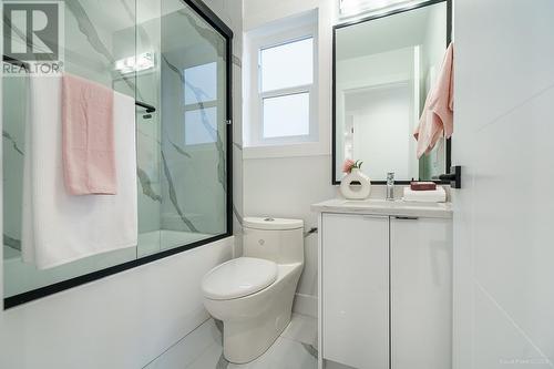 3087 Royal Oak Avenue, Burnaby, BC - Indoor Photo Showing Bathroom