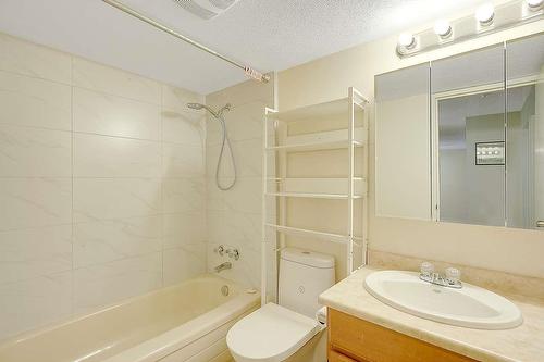 215 9952 149 Street, Surrey, BC - Indoor Photo Showing Bathroom