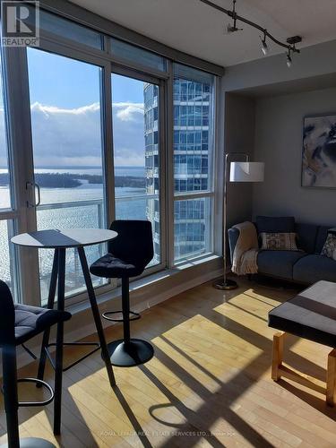 3308 - 8 York Street, Toronto, ON - Indoor Photo Showing Living Room