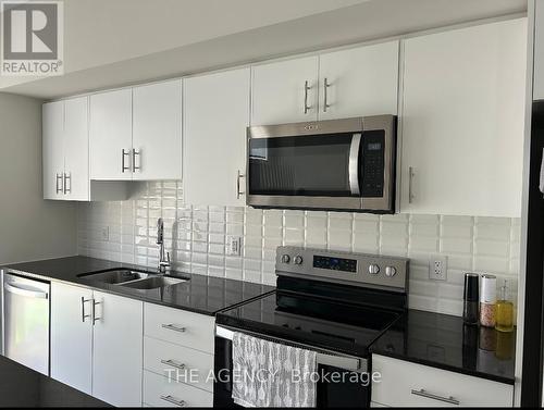 142 - 10 Birmingham Drive, Cambridge, ON - Indoor Photo Showing Kitchen With Stainless Steel Kitchen With Double Sink With Upgraded Kitchen