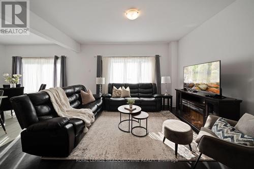 60 Harvest Crescent, Barrie, ON - Indoor Photo Showing Living Room