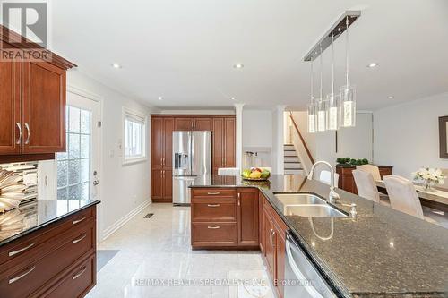 774 Consort Crescent, Mississauga, ON - Indoor Photo Showing Kitchen With Double Sink With Upgraded Kitchen