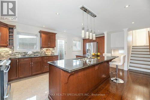 774 Consort Crescent, Mississauga, ON - Indoor Photo Showing Kitchen With Double Sink With Upgraded Kitchen