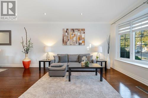 774 Consort Crescent, Mississauga, ON - Indoor Photo Showing Living Room