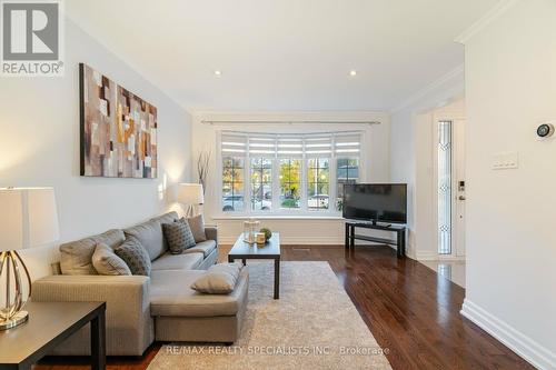 774 Consort Crescent, Mississauga, ON - Indoor Photo Showing Living Room