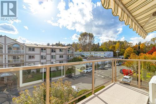 Balcony with retractable awning - 301 245 First St, Duncan, BC - Outdoor With Balcony