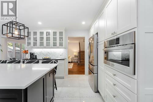 522 Larkspur Lane, Burlington, ON - Indoor Photo Showing Kitchen With Upgraded Kitchen