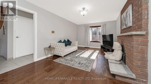 40 Minglehaze Drive, Toronto, ON - Indoor Photo Showing Living Room