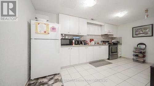 40 Minglehaze Drive, Toronto, ON - Indoor Photo Showing Kitchen