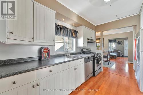 569 Barnaby Street, Hamilton, ON - Indoor Photo Showing Kitchen