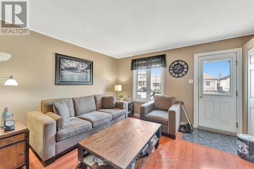 569 Barnaby Street, Hamilton, ON - Indoor Photo Showing Living Room