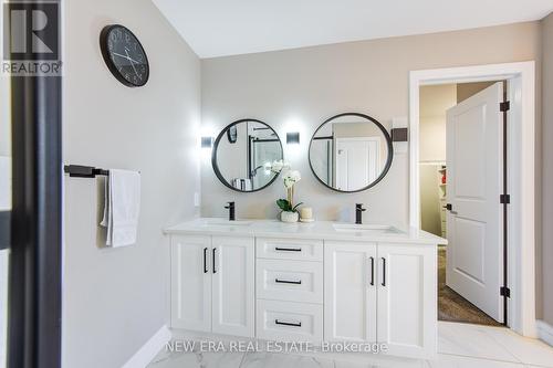 3559 Mia Lane, Plympton-Wyoming, ON - Indoor Photo Showing Bathroom