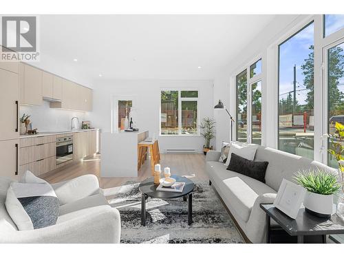 113 7161 17Th Avenue, Burnaby, BC - Indoor Photo Showing Living Room