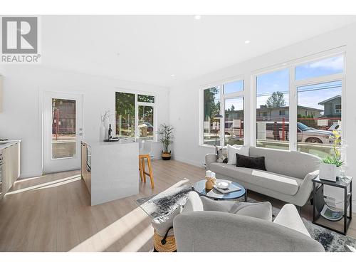 113 7161 17Th Avenue, Burnaby, BC - Indoor Photo Showing Living Room