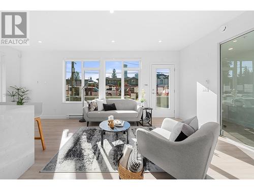 113 7161 17Th Avenue, Burnaby, BC - Indoor Photo Showing Living Room