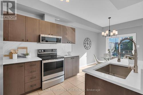 19 - 40 Dartmouth Gate, Hamilton, ON - Indoor Photo Showing Kitchen