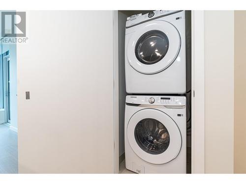 1801 4168 Lougheed Highway, Burnaby, BC - Indoor Photo Showing Laundry Room