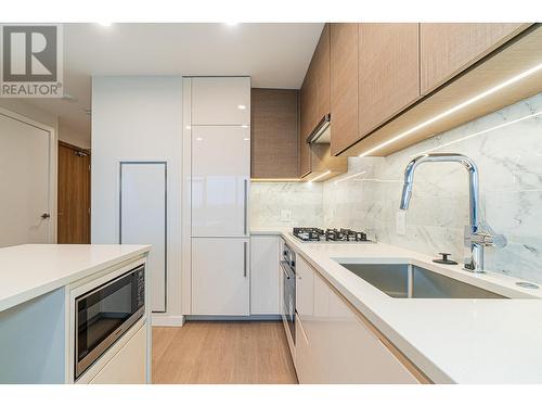 1801 4168 Lougheed Highway, Burnaby, BC - Indoor Photo Showing Kitchen