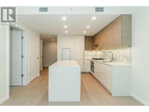 1801 4168 Lougheed Highway, Burnaby, BC - Indoor Photo Showing Kitchen