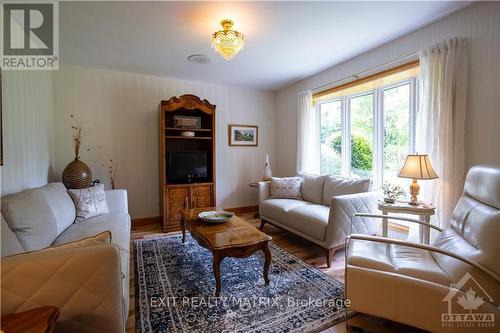 2845 Front Road, East Hawkesbury, ON - Indoor Photo Showing Living Room