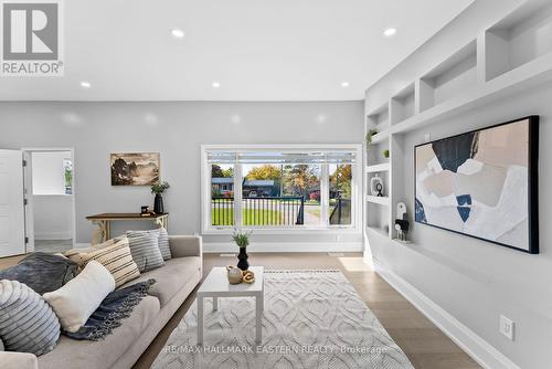 1037 East Communication Road, Smith-Ennismore-Lakefield, ON - Indoor Photo Showing Living Room