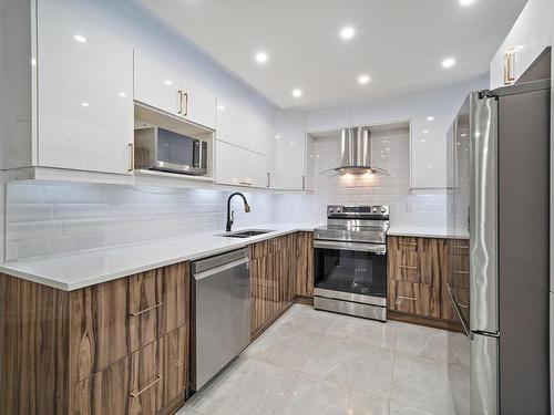 Cuisine - 203-2330 Rue Ward, Montréal (Saint-Laurent), QC - Indoor Photo Showing Kitchen With Upgraded Kitchen