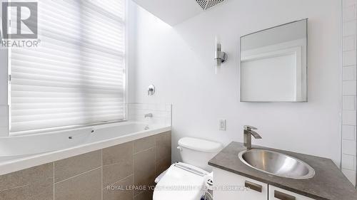 504 - 637 Lake Shore Boulevard, Toronto, ON - Indoor Photo Showing Bathroom