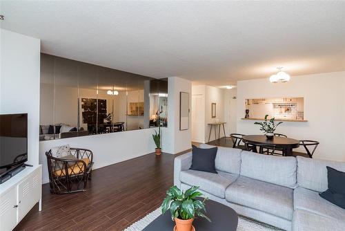 901 55 Nassau Street, Winnipeg, MB - Indoor Photo Showing Living Room