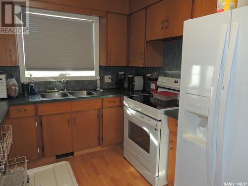 709 Jubilee Place, Estevan, SK - Indoor Photo Showing Kitchen With Double Sink