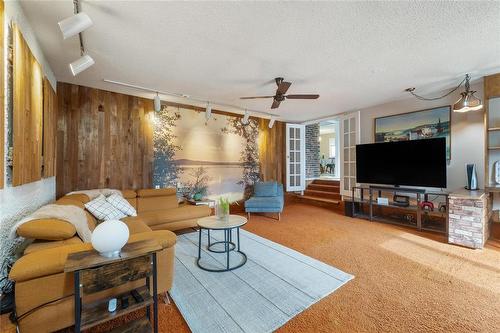 11 Brentlawn Boulevard, Winnipeg, MB - Indoor Photo Showing Living Room