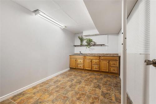 11 Brentlawn Boulevard, Winnipeg, MB - Indoor Photo Showing Other Room