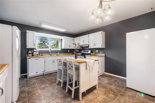 11 Brentlawn Boulevard, Winnipeg, MB - Indoor Photo Showing Kitchen With Double Sink