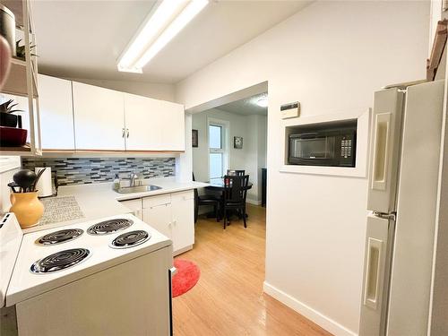 238 Gordon Avenue, Winnipeg, MB - Indoor Photo Showing Kitchen