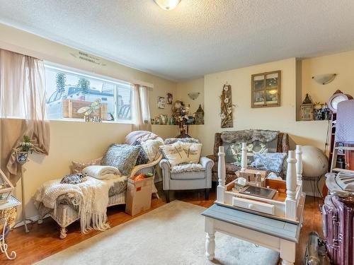 3772 Westsyde Rd, Kamloops, BC - Indoor Photo Showing Living Room