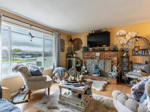 3772 Westsyde Rd, Kamloops, BC - Indoor Photo Showing Living Room With Fireplace