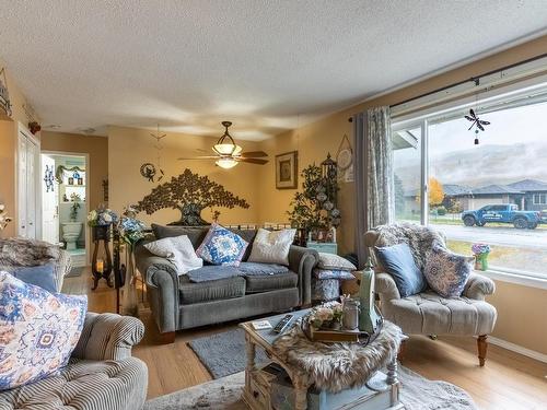 3772 Westsyde Rd, Kamloops, BC - Indoor Photo Showing Living Room