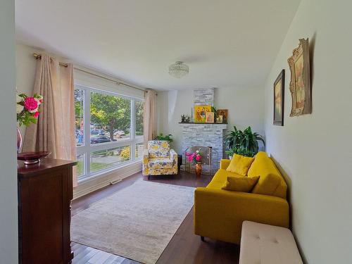 Salon - 15 Rue Bayside, Dollard-Des-Ormeaux, QC - Indoor Photo Showing Living Room With Fireplace