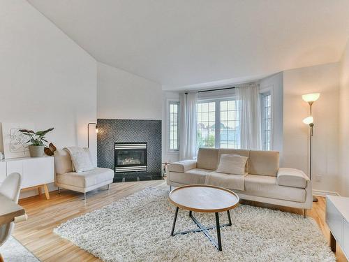 Salon - 302-222 Rue Larivière, Laval (Sainte-Dorothée), QC - Indoor Photo Showing Living Room With Fireplace