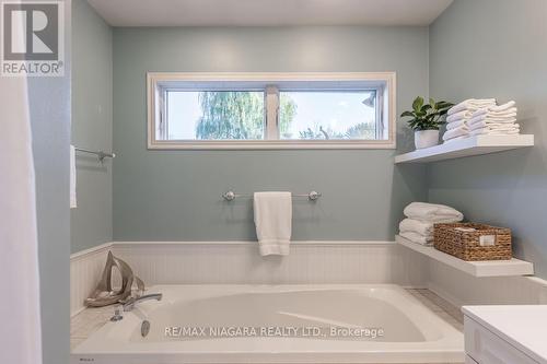 2547 Thunder Bay Road, Fort Erie, ON - Indoor Photo Showing Bathroom