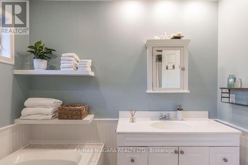 2547 Thunder Bay Road, Fort Erie, ON - Indoor Photo Showing Bathroom