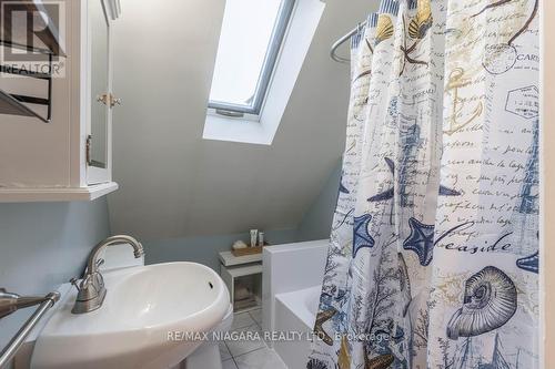 2547 Thunder Bay Road, Fort Erie, ON - Indoor Photo Showing Bathroom