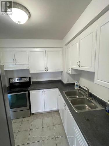 32 - 286 Cushman Road, St. Catharines, ON - Indoor Photo Showing Kitchen With Double Sink