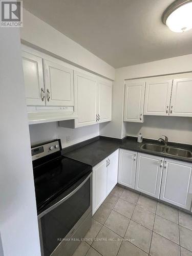 32 - 286 Cushman Road, St. Catharines, ON - Indoor Photo Showing Kitchen With Double Sink