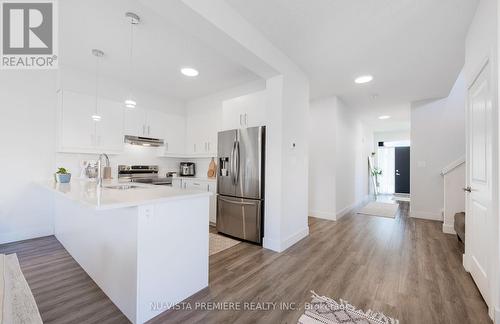 20 - 3635 Southbridge Avenue, London, ON - Indoor Photo Showing Kitchen With Upgraded Kitchen